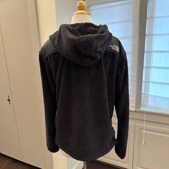 Fluffy Fleece NorthFace hoodie — BUSTED ZIPPER - Picture 4 of 6
